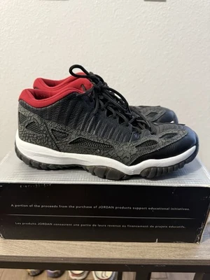 Talla 10 - Air Jordan 11 Retro IE 2003 Bajo Negro Rojo Carbón Foto 1 de 4