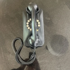 Stodoła ceramiczna: Crosley CR55 czarny telefon ścienny z technologią przycisków. - Zdjęcie 1 z 3