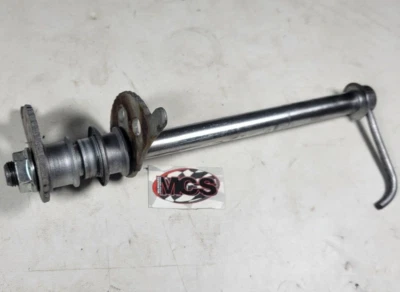 YAMAHA IT (IT 425) OEM Tornillo de eje de rueda trasera con tensores y espaciadores Foto 1 de 4