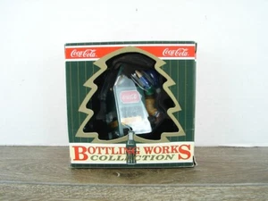 Coca-Cola Bottling Works Colección Elfo con Pingüino Enfriador Adorno de Navidad - Imagen 1 de 6