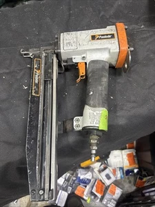Clavadora de acabado neumático Paslode 3250-F16 - Imagen 1 de 6