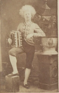 CDV Portrait Albino Akkordeonist Albinismus Albumen Druck RAR Foto 1890er - Bild 1 von 3
