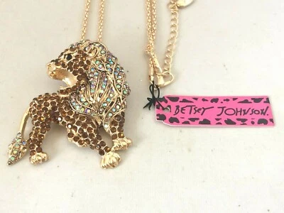 COLAR BROCHE PINGENTE FOLHEADO A OURO BETSEY JOHNSON OURO CRISTAL BRANCO LEÃO - Imagem 1 de 2