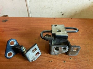 VW GOLF R MK6 DRIVER SIDE REAR DARK BLUE DOOR HINGES PAIR 1K9833402E 1K4833412Q - Picture 1 of 2