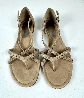 Sandalias de mujer Antonio Melani talla 7,5 M beige de cuero con tachuelas Foto 1 de 4