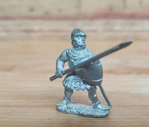 MEDIEVAL r AB FOOT KNIGHT  28mm. metal unknown bretonia HW 74 on base - Picture 1 of 2