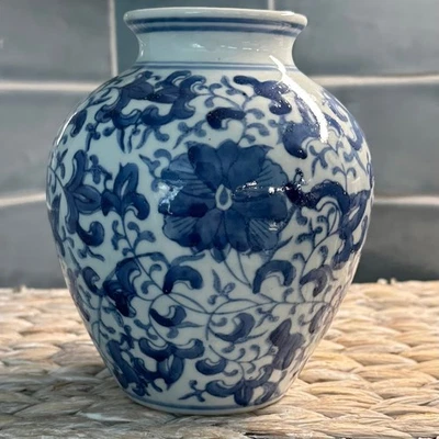 Jarrón de porcelana azul y blanco Chinoiserie vintage años 90 elegante patrón floral asiático Foto 1 de 4