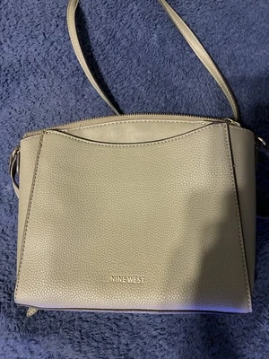 Nine West Harmon 女式斜挎包钱包猎人绿色人造皮革,全新 — 第 1/4 张图片