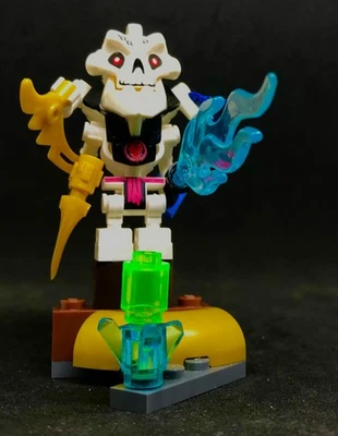 LEGO © PEDESTAL + SAMUKAI BOSS SKULKIN - Image 1 of 4