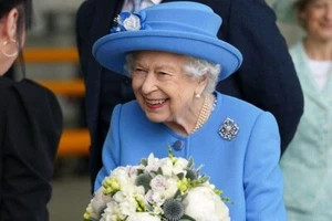 QUEEN ELIZABETH II 1926-2022 SEPTEMBER 9th 2022 IN BLUE OUTFIT NICE PHOTO 8 X 10 - Picture 1 of 4