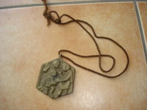 Kettenanhänger an Kordel  Messing  schwer  2 verschiedene Bildseiten Fundstück - Bild 1 von 2