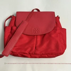 Nuevo Tory Burch Thea Nylon Guijarro Cuero Rojo Mensajero Pañal Bebé Bolso Cartera - Imagen 1 de 7