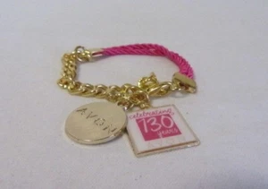AVON DISFRAZ JOYERÍA CELEBRANDO 130 AÑOS PULSERA CON ENCANTO NUEVO EN CAJA - Imagen 1 de 2