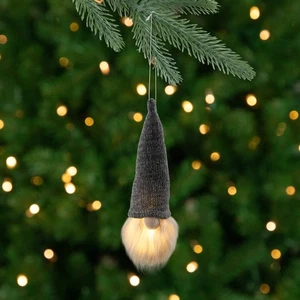 Northlight 8 pulgadas iluminado gris metálico tejido cabeza de gnomo adorno de Navidad - Imagen 1 de 8