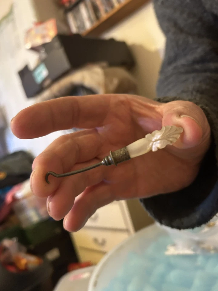 ANTIQUE FLOWER CARVED MOTHER OF PEARL SMALL BUTTON HOOK, WEDDING DRESS IDEAL 8CM - Image 1 of 2