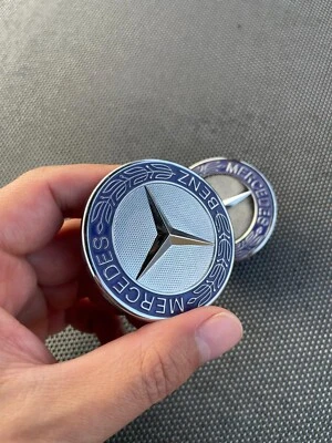 1 (uno) Mercedes Benz azul y plata capó delantero plano emblema insignia AMG A 000 817 Foto 1 de 4