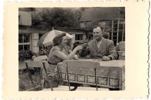 Portrait homme femme couple à table - photo ancienne an. 1940 - Picture 1 of 1