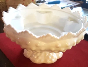 Fenton Leche Vidrio Hobnail Navidad Candelabro Centro de mesa Cuenco - SIN velas - Imagen 1 de 6