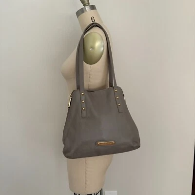 Bolso de hombro Juicy Couture de cuero gris con cremallera en los laterales Foto 1 de 4