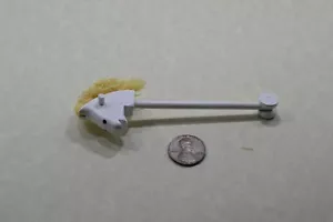 Miniatura Stick Horse White en escala 1:12 - Imagen 1 de 5