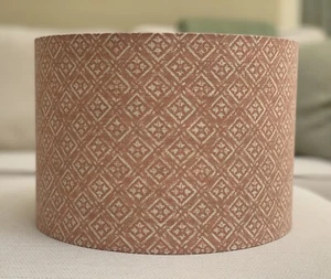 Pantalla de lámpara rosa coral enrejado de diamante con patrón de tela rosa oscuro - Imagen 1 de 8