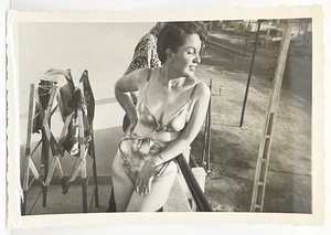 1950s Confident Pretty Woman in Swimsuit on Balcony Risqué Vtg Snapshot Photo - Picture 1 of 4
