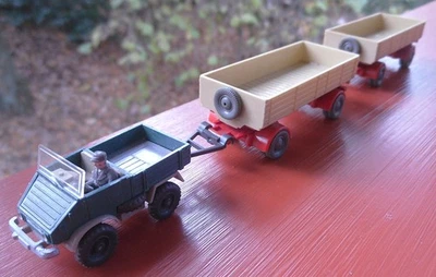 WIKING Konvolut: UNIMOG 411 offen - Gliederzug mit 2 LKW-Anhängern - Bild 1 von 3