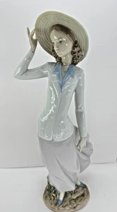 Lladro Breezy Afternoon 1995 Hand Made Spain Figurine 5682 porcelain statue - Picture 1 of 8
