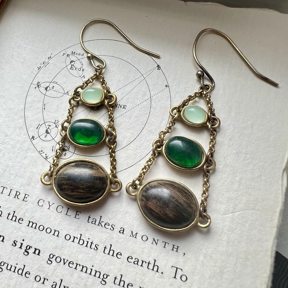 Brincos de gota de pedra Brighton 3 estilo modernista verde e marrom tom dourado - Imagem 1 de 4