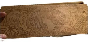 Antigua guantera de madera en relieve de pirografía floral arte victoriano para dama - Imagen 1 de 7