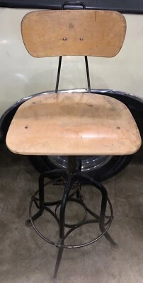 TABURETE AJUSTABLE INDUSTRIAL TALLER MECÁNICO UHL TOLEDO MCM DE COLECCIÓN 22” A 30” ENVÍO Y DEVOLUCIÓN GRATUITOS Foto 1 de 4