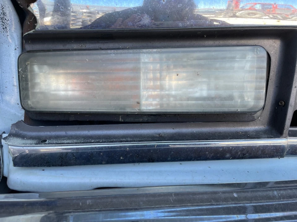 89-91 SUBURBAN 1500 Passenger RH Park Lamp-Turn Signal - Image 1 of 1