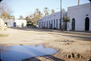 Vintage 35mm Dia LOCALS SIT UNDER TREE ARCHITECTURE ZANZUR, LIBYA 1952 20 - Bild 1 von 3