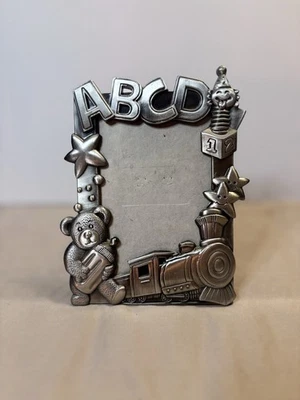 Оловянная детская фоторамка 3,5 x 5 дюймов ABCD, плюшевый медведь и поезд - Изображение 1 из 4