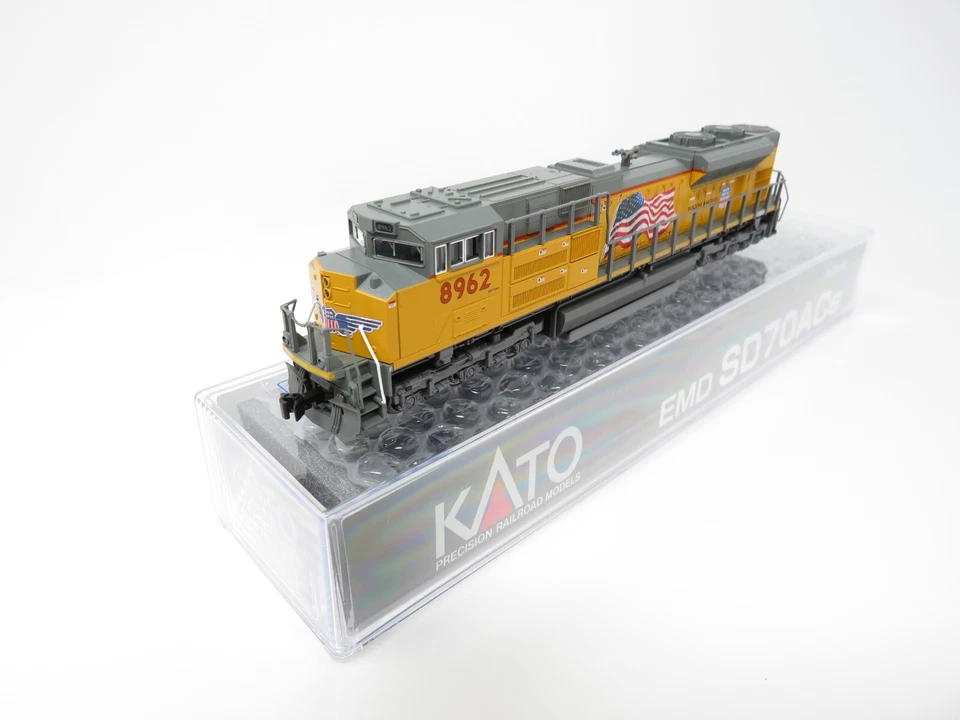 Kato N 176-8528 Union Pacific EMD SD70ACe Diesel Locomotive DC Freight Train - Image 1 of 1
