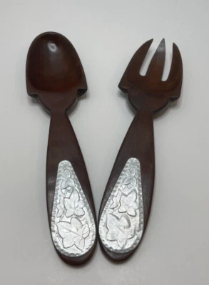 Tenedor y cuchara vintage para ensaladas de madera con diseño de metal en asas Foto 1 de 4