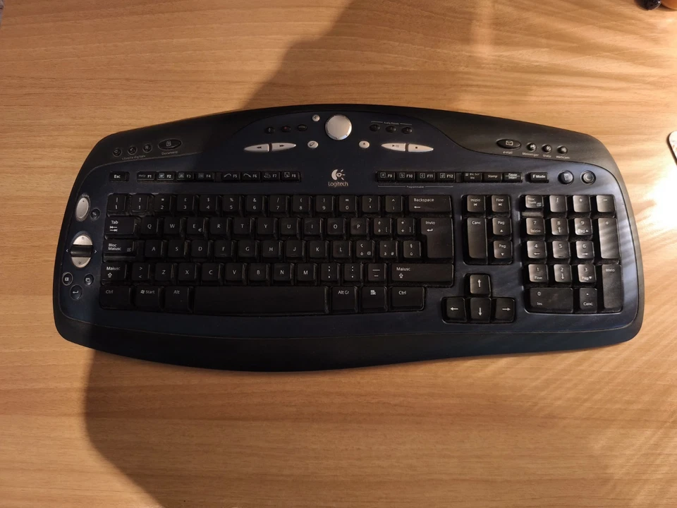 Tastiera multifunzione Wireless Logitech Senza Fili Con Attacco PS2 a batterie  - Immagine 1 di 4