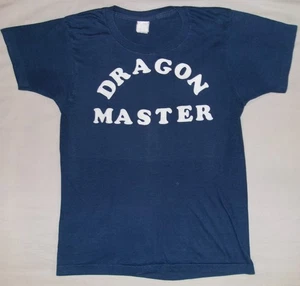 CAMISETA DRAGON MASTER VINTAGE AÑOS 80 Talla S FIELTRO PERSONALIZADO LETRAS PUNTADA ÚNICA D&D - Imagen 1 de 5