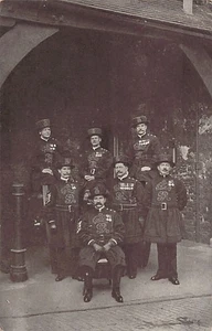 Inglaterra - LONDRES - Torre de Londres - Grupo de Guardianes Yeomen - Uniforme Desvestirse - - Imagen 1 de 2