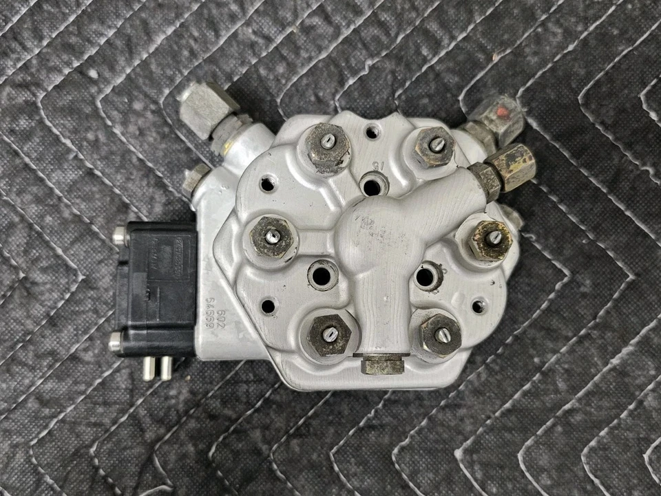 1988-91 Mercedes-Benz 300E 300SE 300SEL Genuine Fuel Distributor - Image 1 of 4