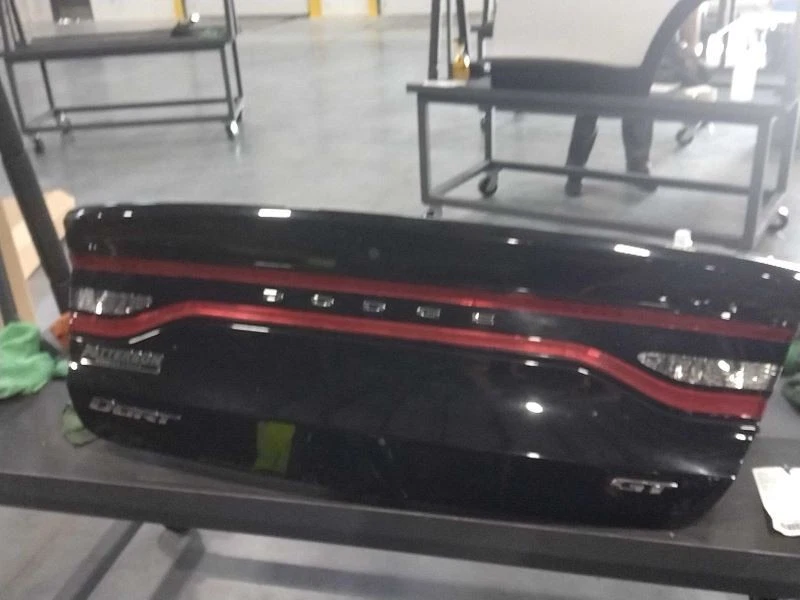 Maletero/portón trasero con envolvente iluminado se adapta a 13-16 DART 292039 Foto 1 de 1