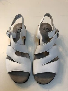 Hanes Her Way White Leather Strappy Slingback Sandal Soft Fit Size 11 NEW - Picture 1 of 4