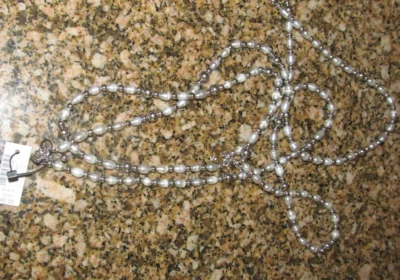 *Collar largo de 33"" con cuentas de acrílico de perlas de imitación del mercado negro de la Casa Blanca Foto 1 de 3