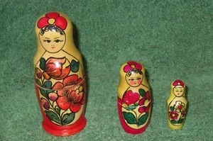 Vintage Matryoshka матрёшка Babushka Russian Wooden Nesting Dolls 3 Piece Set - Picture 1 of 3