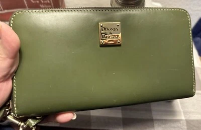 Бумажник с ремешком Dooney Bourke Beacon зеленый гладкая кожа большой клатч на молнии - Изображение 1 из 4