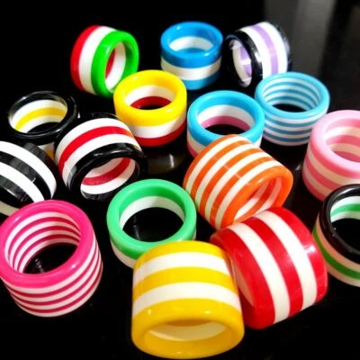 Whesale 30x艺术树脂五颜六色的宽条纹女式戒指亚克力派对戒指 — 第 1/4 张图片