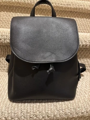 Mini Mochila FOREVER 21 Negra Calidad Cuero Sintético Moda 9Wx6Dx12H Foto 1 de 4