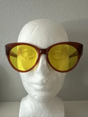 Monturas de gafas de sol de plástico vintage con gafas de sol Lenes amarillas hechas en Alemania Foto 1 de 4