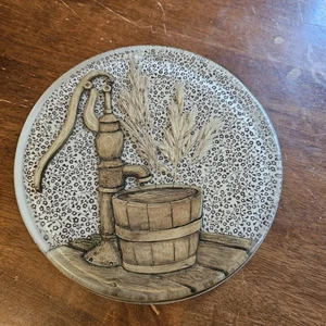 Bomba de agua vintage Lucite Trivet 3D incrustada en madera trigo granja cocina de campo - Imagen 1 de 2