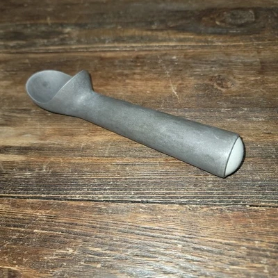 Cuchara de helado de chef mimada rodillo cucharón mango lleno de líquido aluminio fundido  Foto 1 de 4